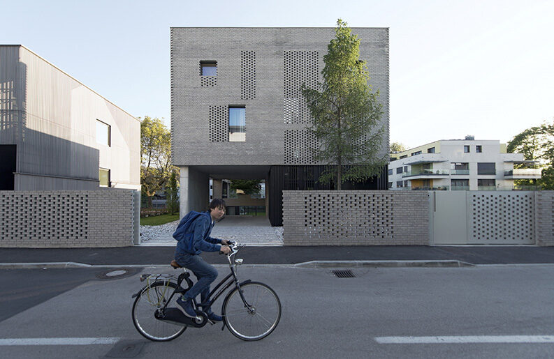 Casa escalonada by OFIS Architects