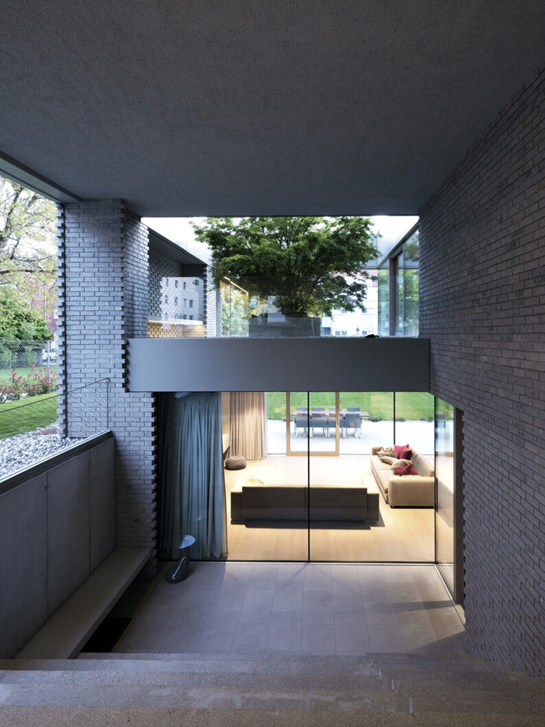 Casa escalonada by OFIS Architects