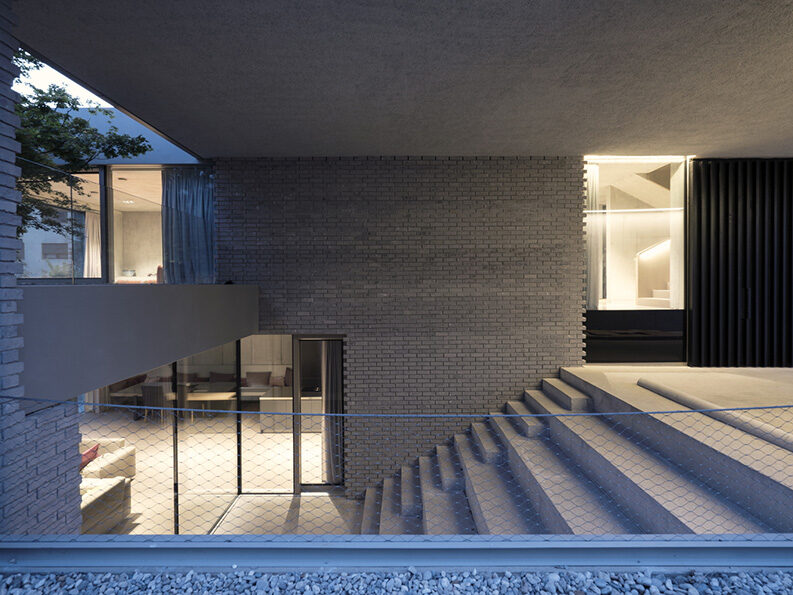 Casa escalonada by OFIS Architects