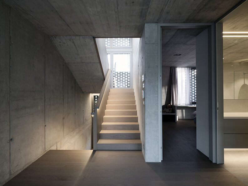 Casa escalonada by OFIS Architects