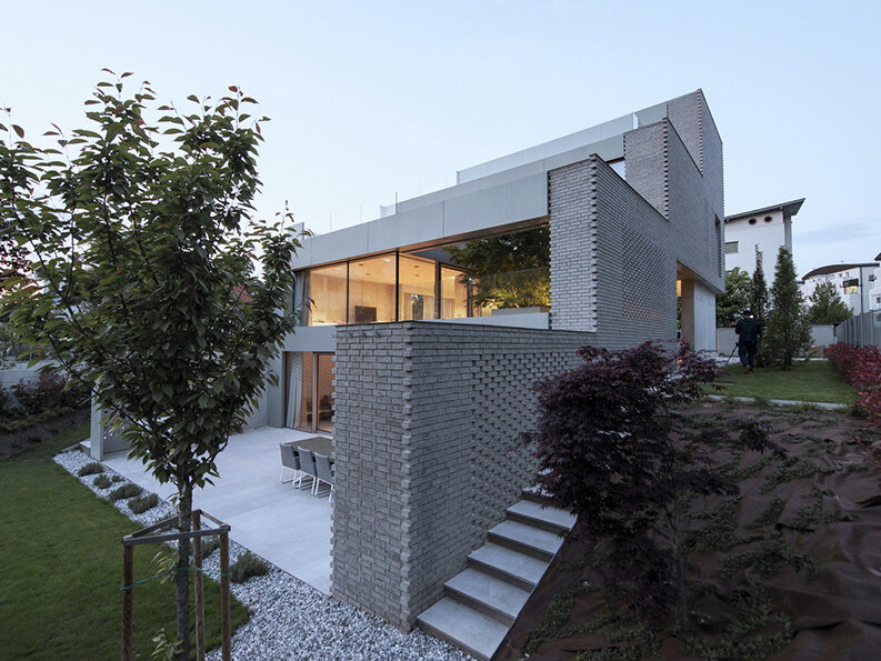 Casa escalonada by OFIS Architects