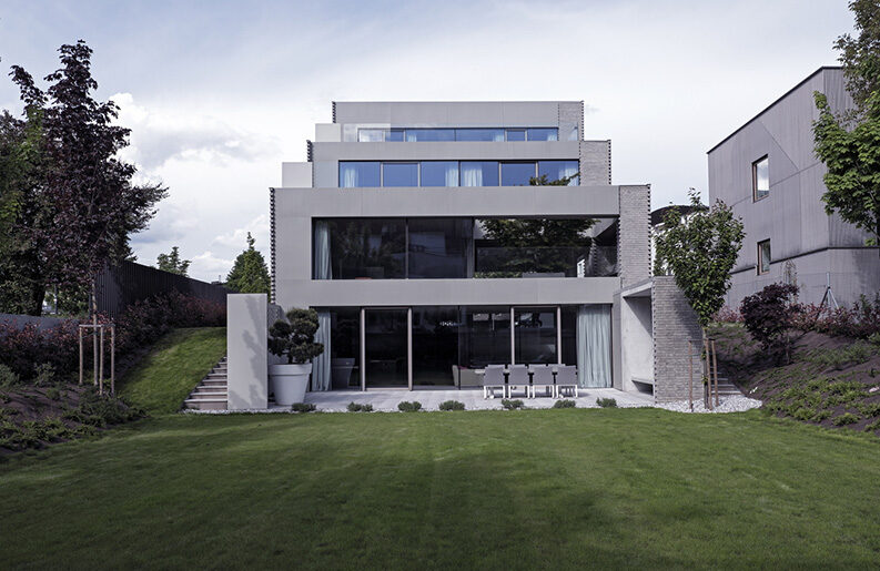 Casa escalonada by OFIS Architects