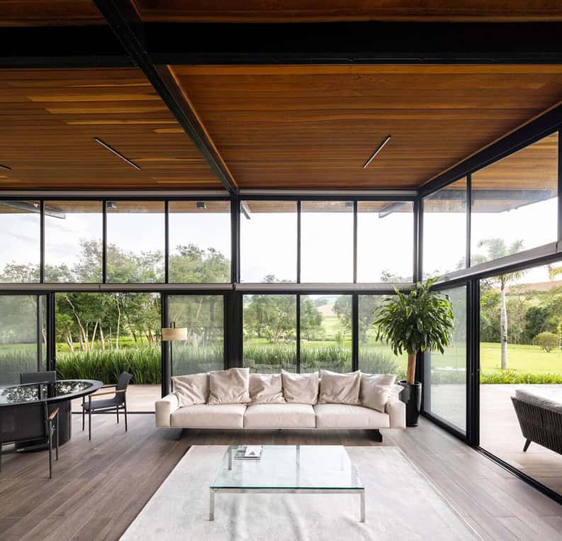 Casa lta. Una vivienda que está rodeado de un bello río