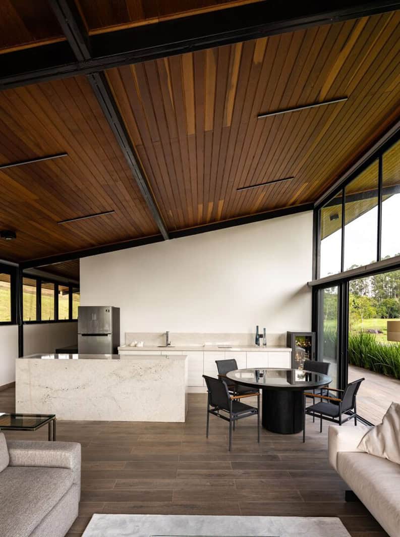 Casa lta. Una vivienda que está rodeado de un bello río
