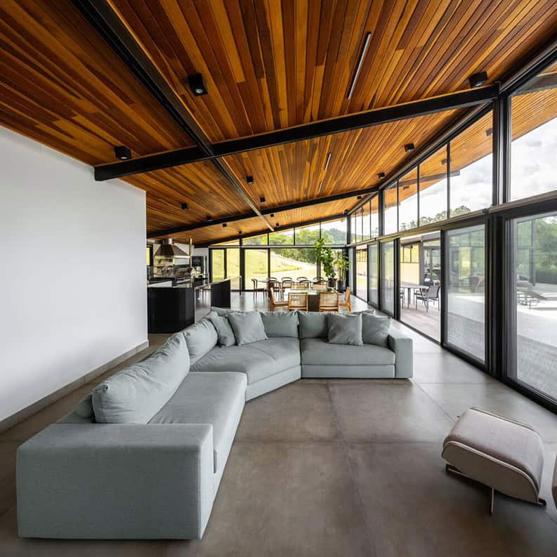 Casa lta. Una vivienda que está rodeado de un bello río