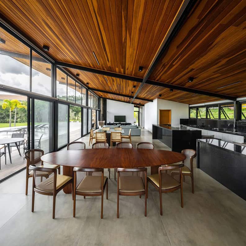 Casa lta. Una vivienda que está rodeado de un bello río
