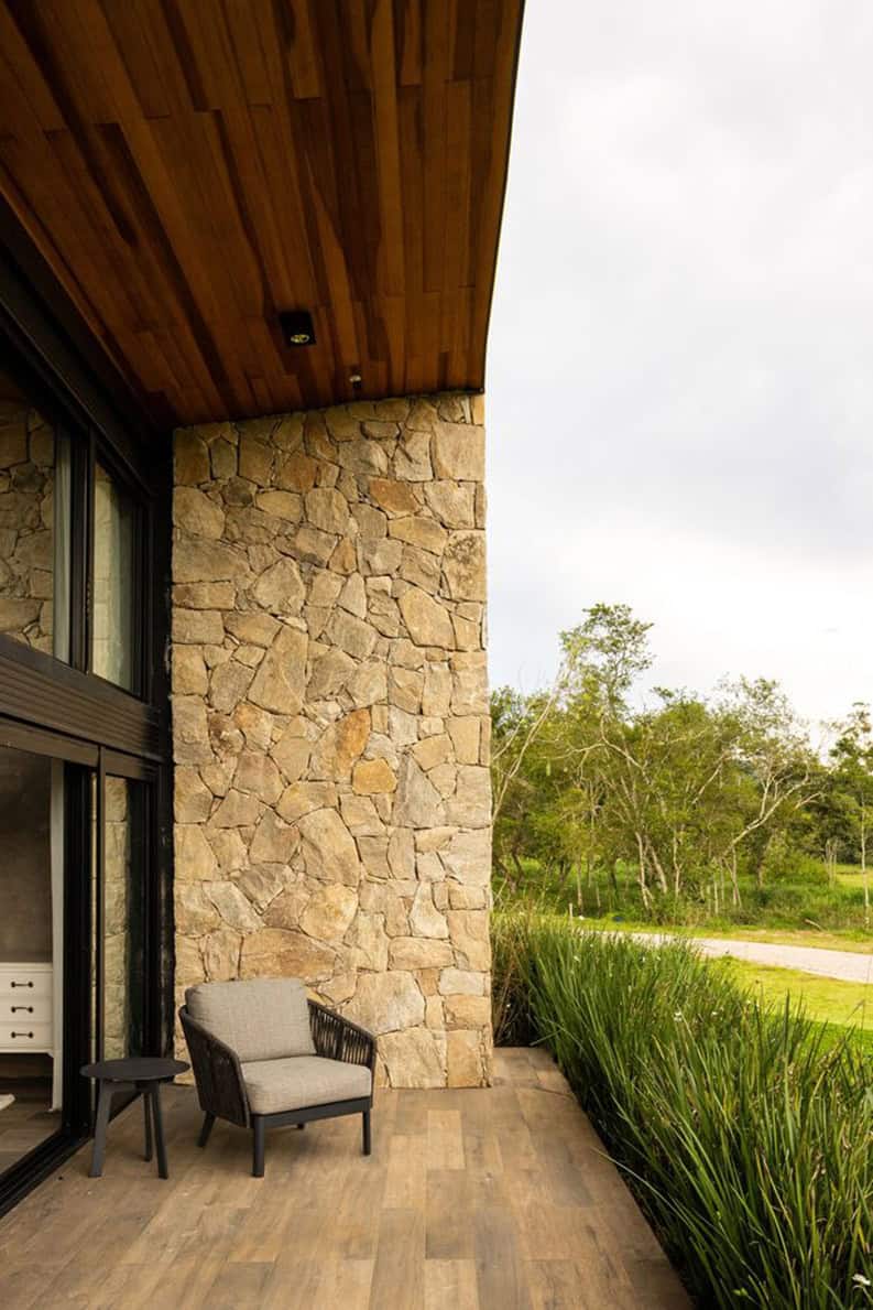 Casa lta. Una vivienda que está rodeado de un bello río