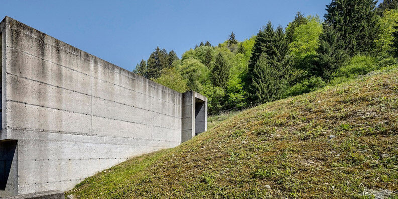 Columbarios alpinos: arquitectura memorial de Federico Mentil