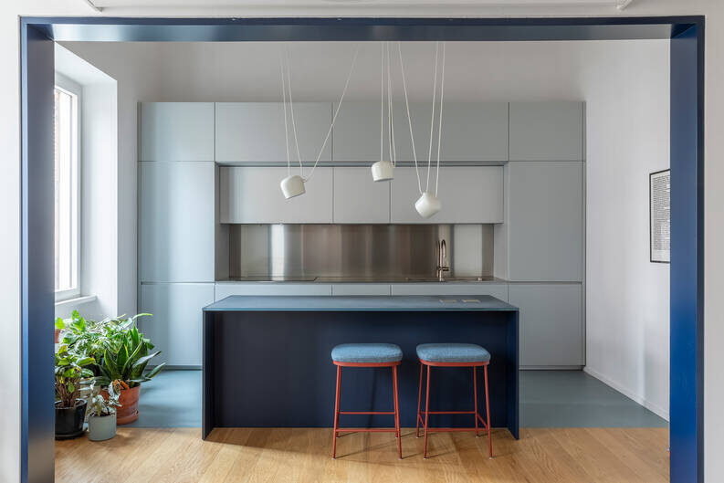 Departamento A12. Una renovación en Roma donde el color dialoga con las bóvedas de ladrillo