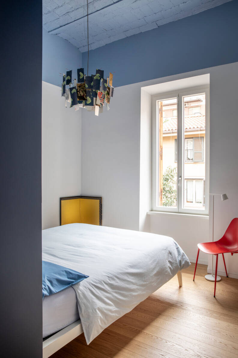 Departamento A12. Una renovación en Roma donde el color dialoga con las bóvedas de ladrillo