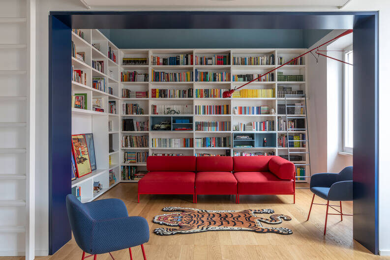 Departamento A12. Una renovación en Roma donde el color dialoga con las bóvedas de ladrillo