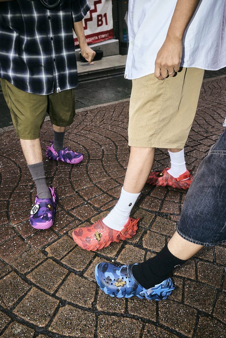 El camo vuelve. BAPE y Crocs se unen para revolucionar el confort urbano