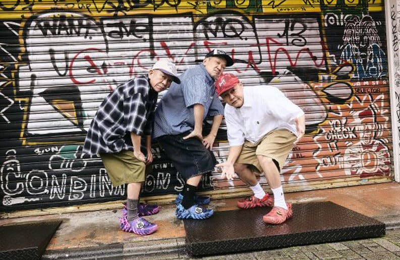 El camo vuelve. BAPE y Crocs se unen para revolucionar el confort urbano