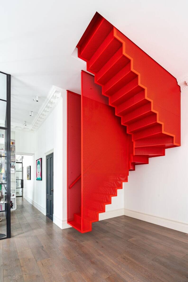 Escalera roja suspendida: una asombrosa reforma en Londres