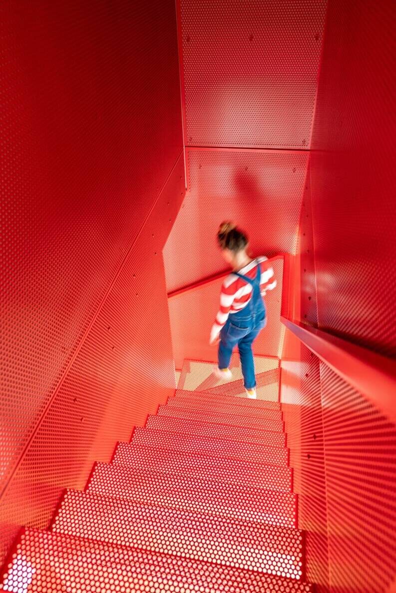 Escalera roja suspendida: una asombrosa reforma en Londres