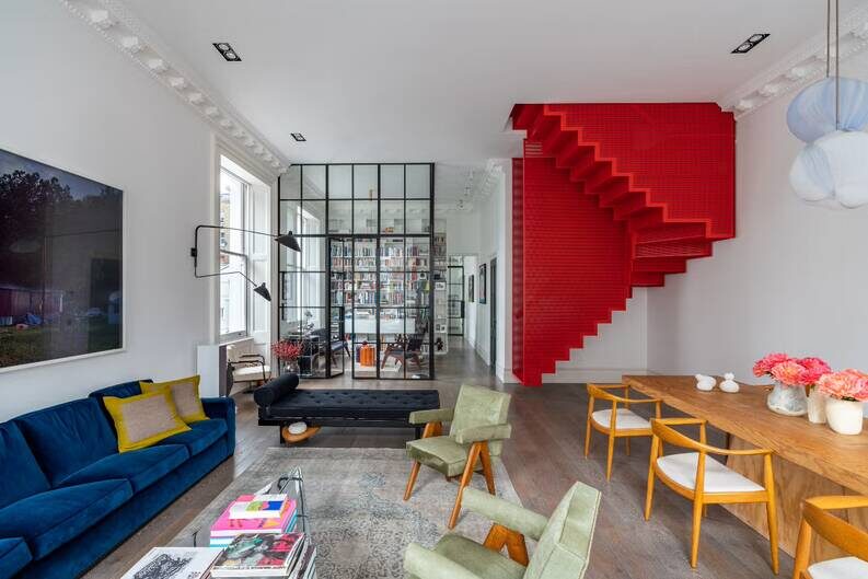 Escalera roja suspendida: una asombrosa reforma en Londres