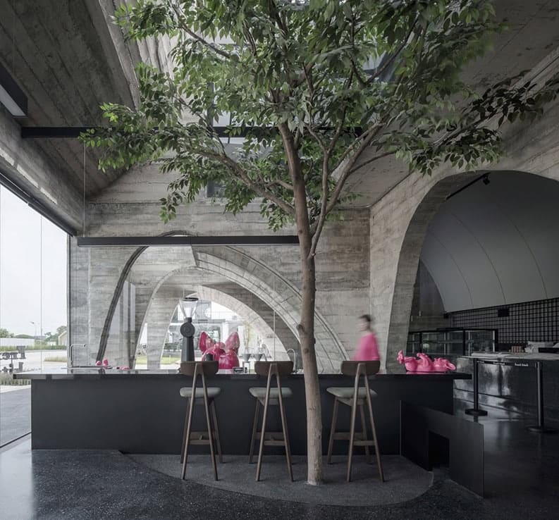 French Kitsch III. Un café que rinde homenaje a las catedrales góticas europeas
