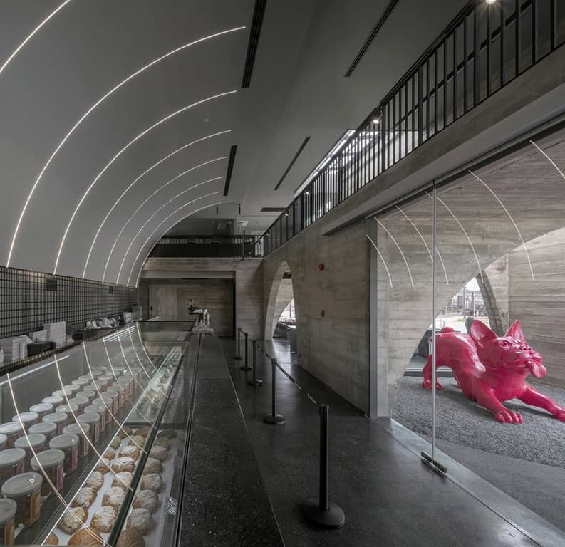 French Kitsch III. Un café que rinde homenaje a las catedrales góticas europeas
