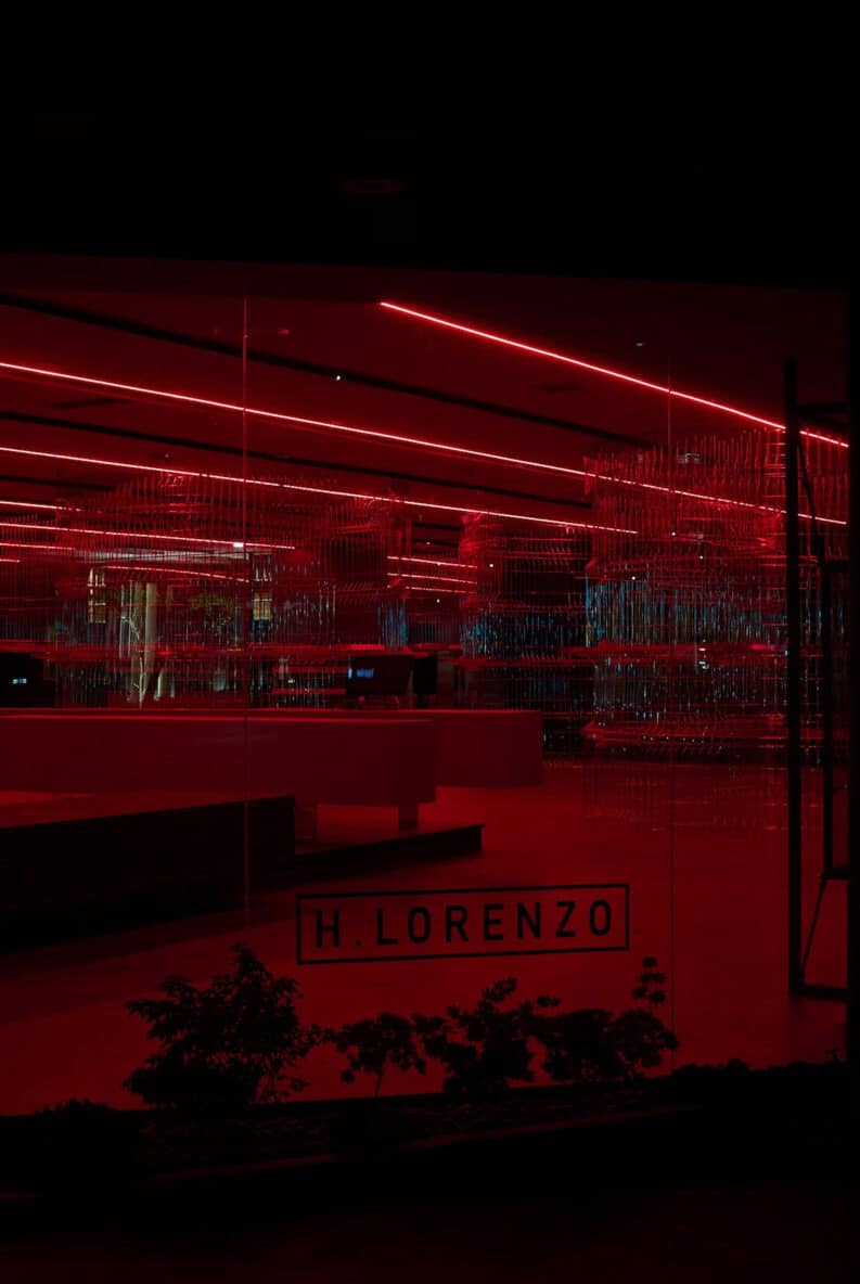 En West Hollywood, sobre Beverly Boulevard, el 8801 ya empieza a convertirse en una dirección de culto. Después de más de cuatro décadas curando moda de vanguardia desde 1984, H.Lorenzo inauguró su primera tienda insignia: un espacio de 9.000 metros cuadrados que trasciende la idea tradicional de local comercial. Impulsada por la visión de Lorenzo Hadar y hoy liderada por su hijo Mac, la firma abre las puertas de un verdadero templo dedicado al diseño, la moda y la experiencia.