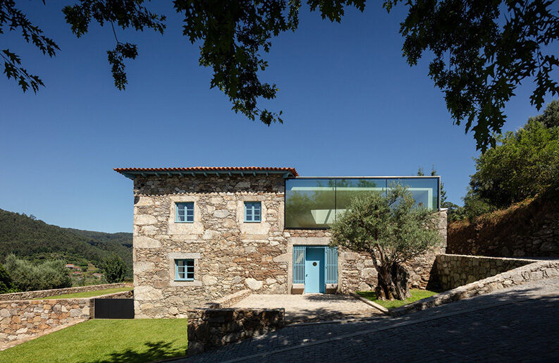 Hotel Casa Cerdeiras by Tiago do Vale Arquitectos
