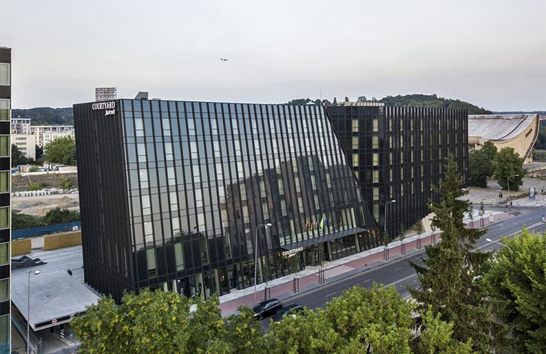 Hotel Marriott Vilnius Center. Un edificio que parece flotar en el aire