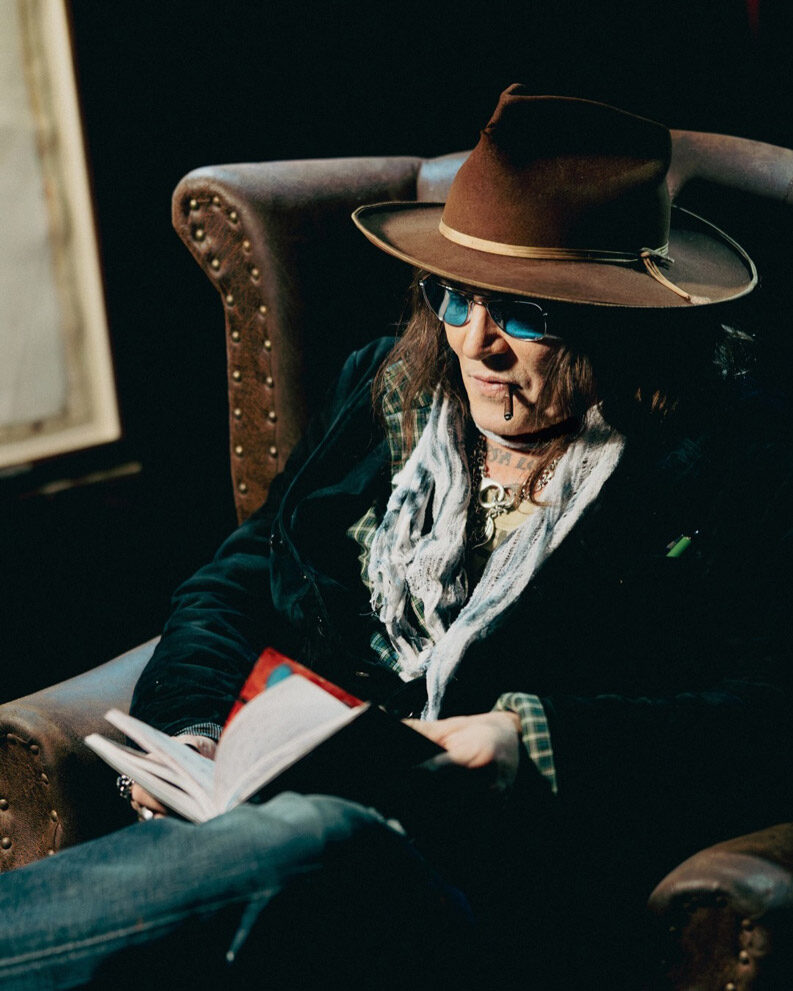Johnny Depp en Londres. Su primera gran exposición revela un universo de retratos, flores y recuerdos