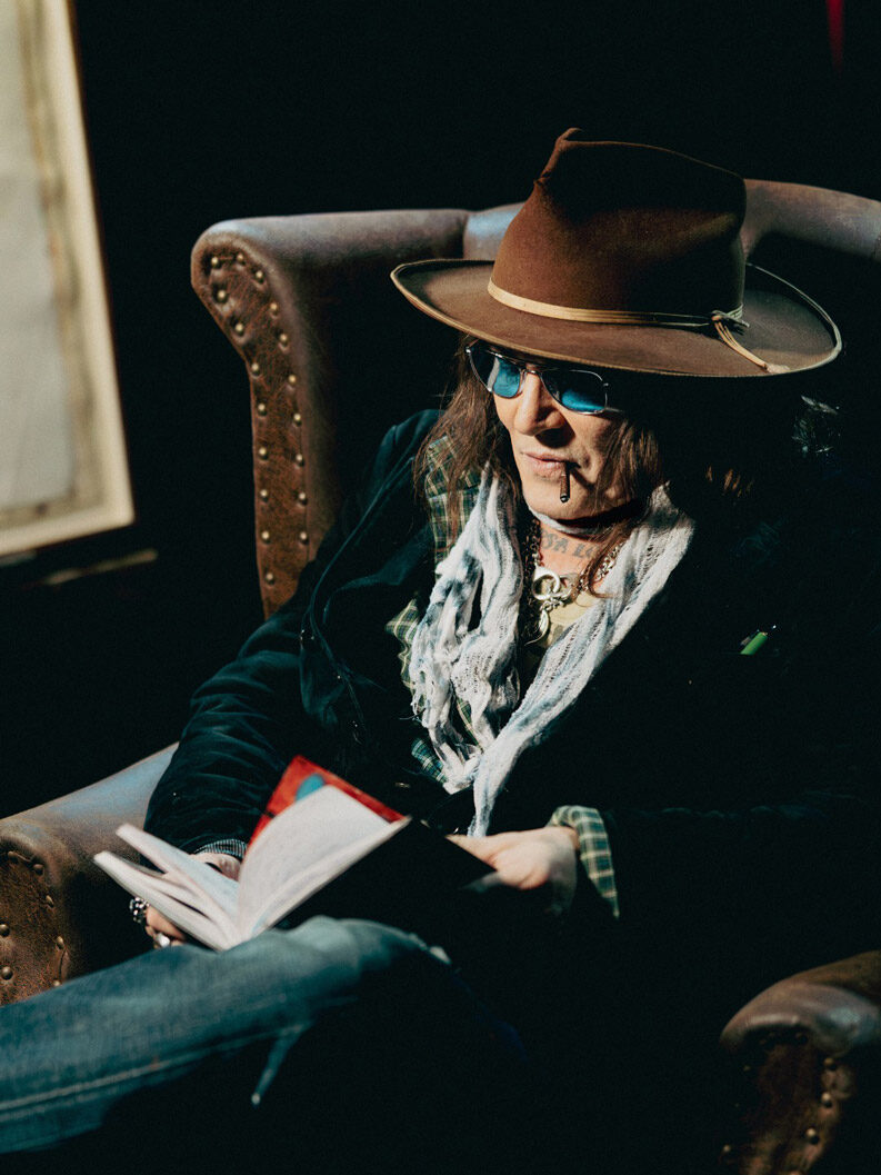 Johnny Depp en Londres. Su primera gran exposición revela un universo de retratos, flores y recuerdos