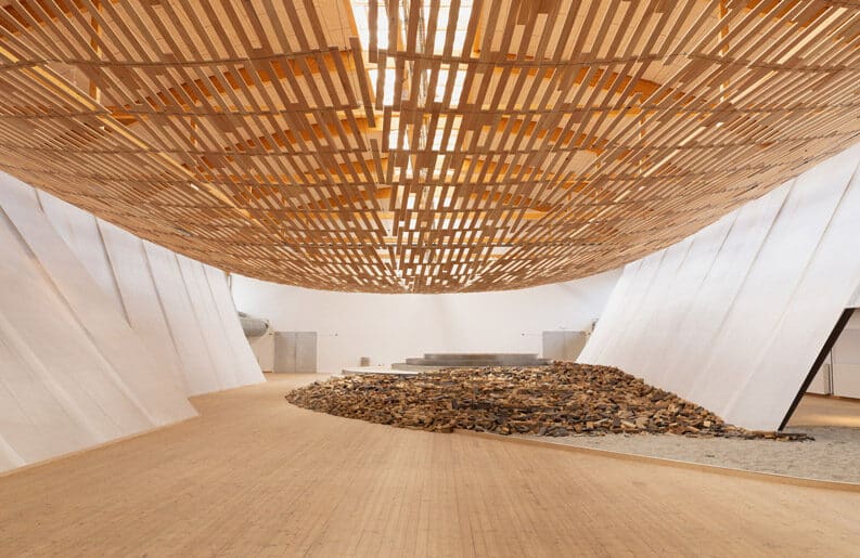 Kengo Kuma transforma la madera en un bosque de luz