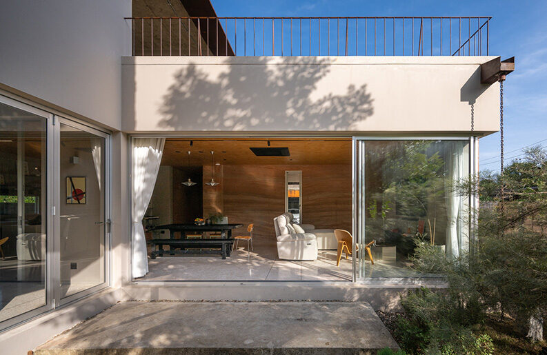 La Casa con Terraza by S.O.S Architects