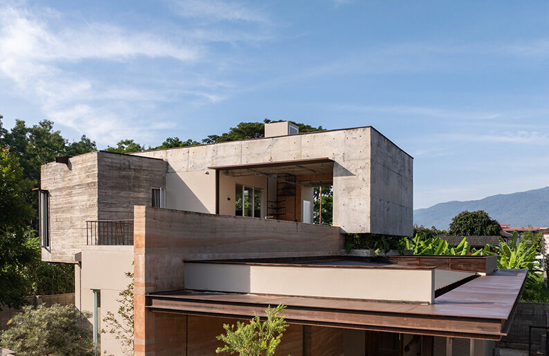 La Casa con Terraza by S.O.S Architects