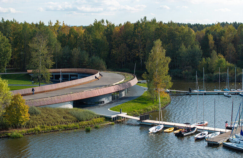 Marina en Tychy by RS+ Robert Skitek