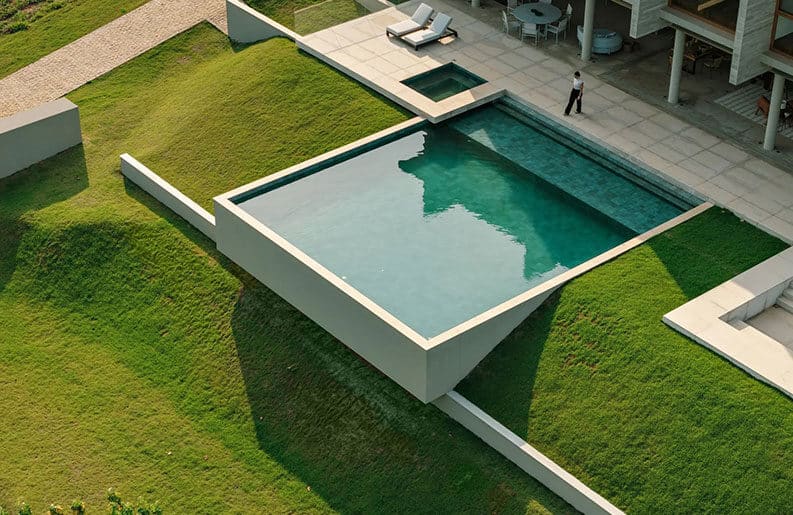 Piscina en voladizo