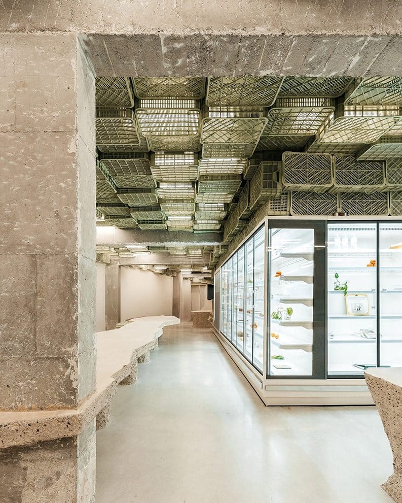 Plastic Box - supermercado brutalista
