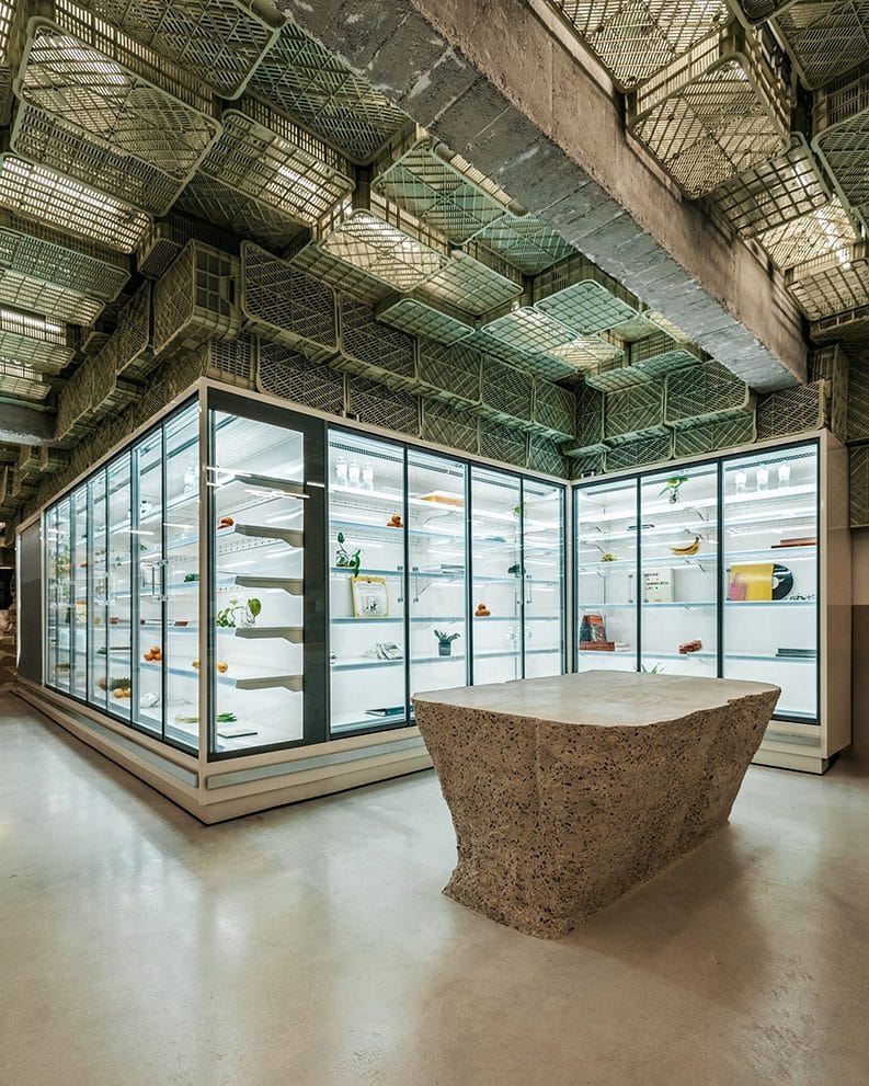 Plastic Box - supermercado brutalista