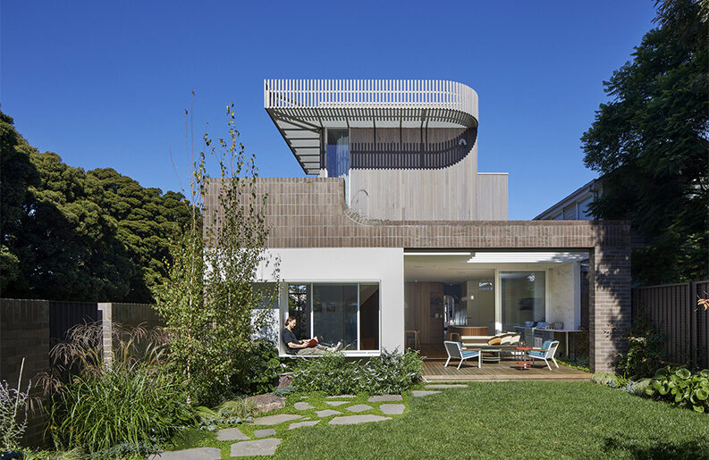 Residencia Fringe Dweller by Mihaly Slocombe