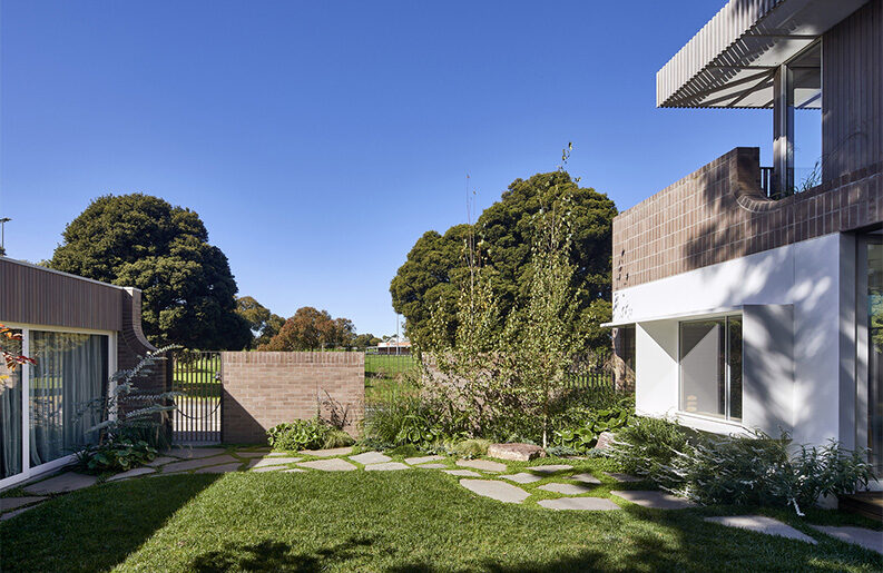 Residencia Fringe Dweller by Mihaly Slocombe