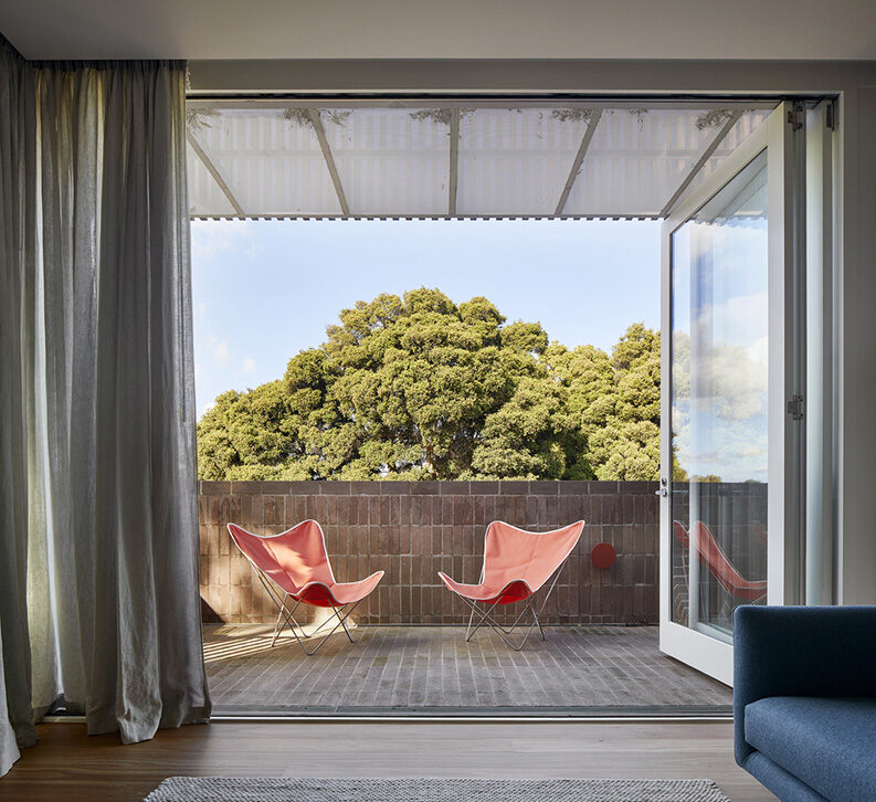 Residencia Fringe Dweller by Mihaly Slocombe