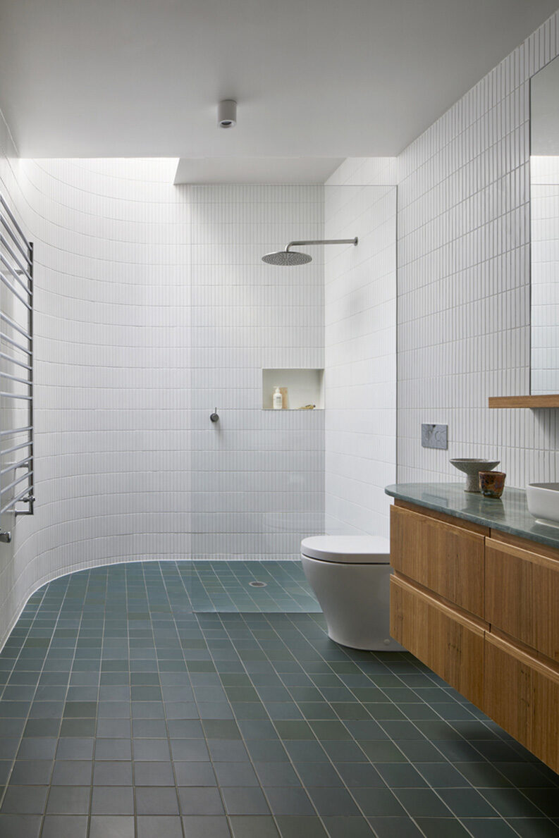 Residencia Fringe Dweller by Mihaly Slocombe