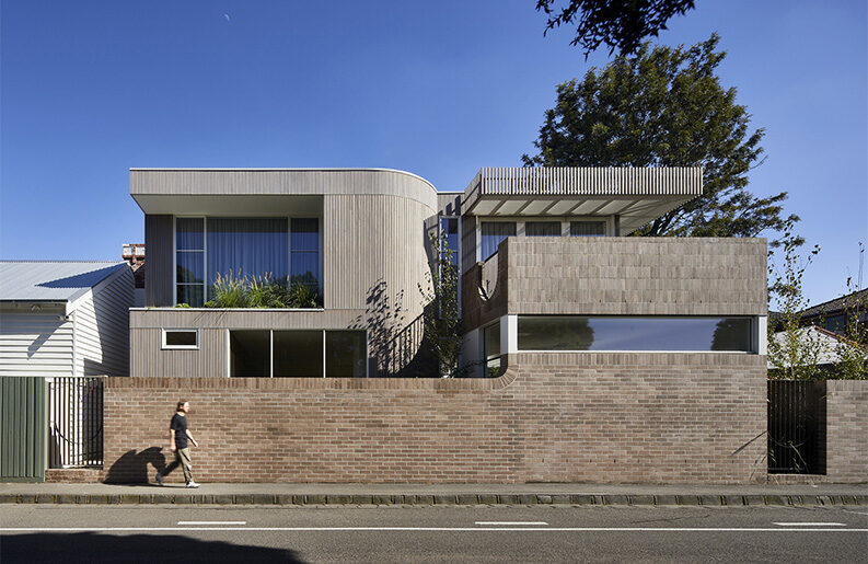 Residencia Fringe Dweller by Mihaly Slocombe