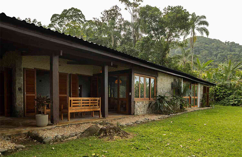 Residencia Praia Preta II by Luis Canepa Arquitetos