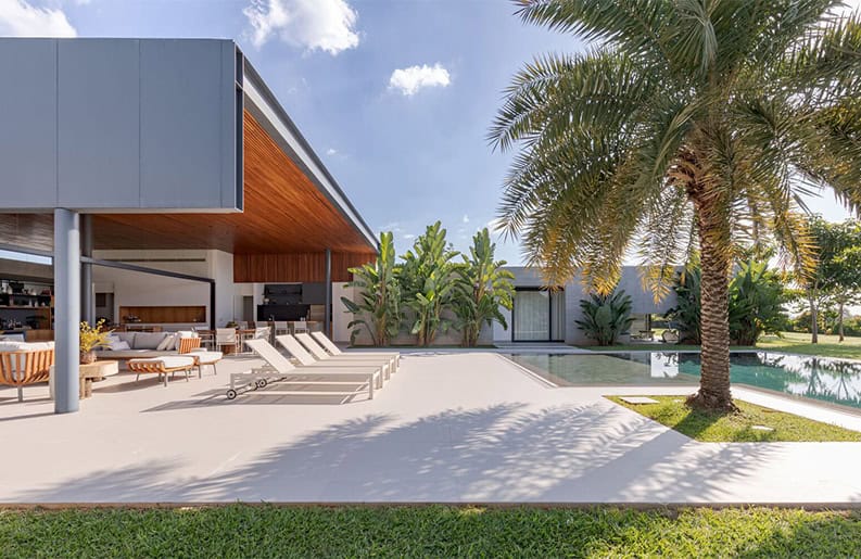 Residencia RH. Una propiedad que te recibe con enormes palmeras