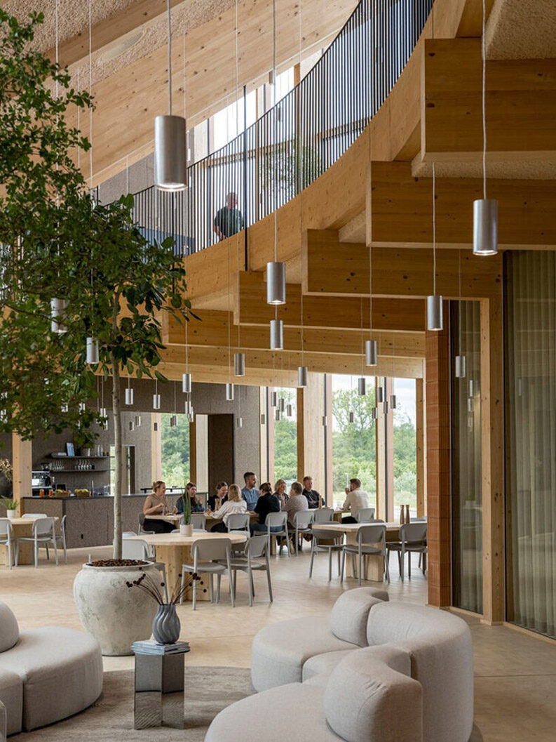 Sede Dymak: arquitectura en materiales naturales