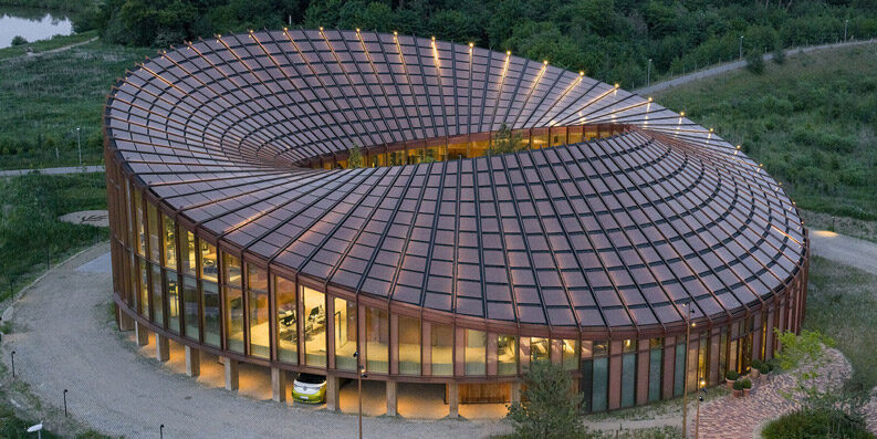 Sede Dymak: arquitectura en materiales naturales