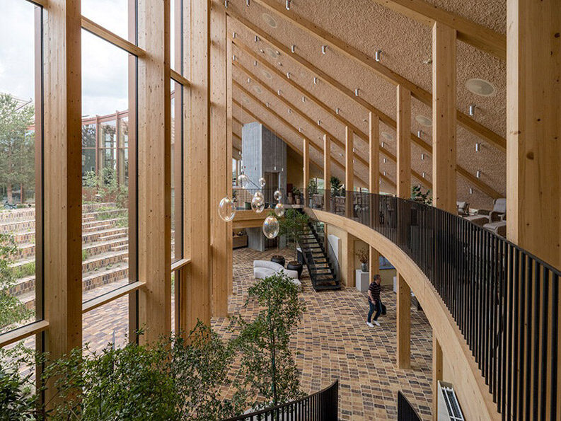 Sede Dymak: arquitectura en materiales naturales