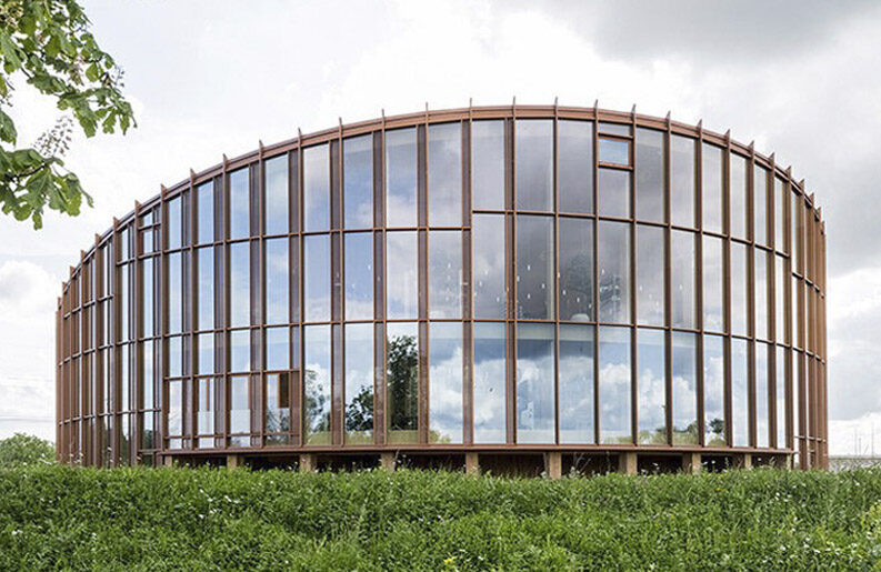Sede Dymak: arquitectura en materiales naturales