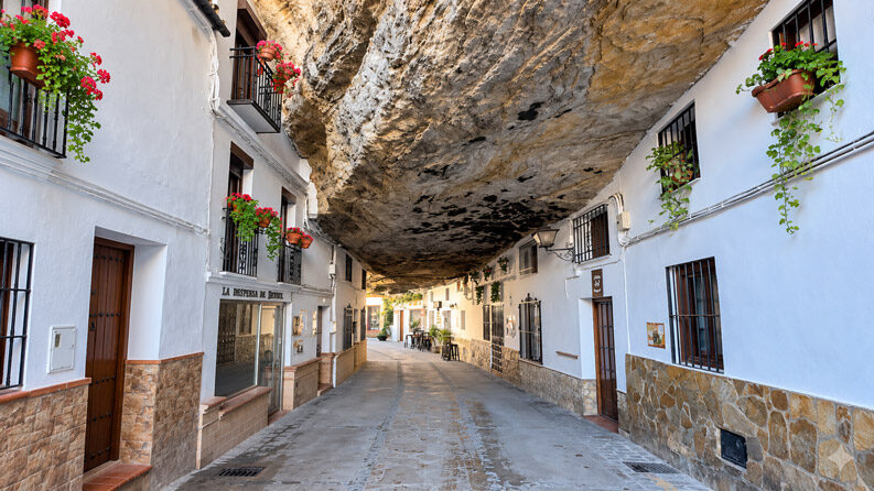 Setenil de las Bodegas. Un pueblo de España donde las casas se construyen bajo las rocas