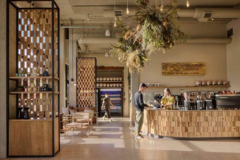 Sisters Coffee Jackstraw. Una cafetería donde la madera cuenta la historia del lugar