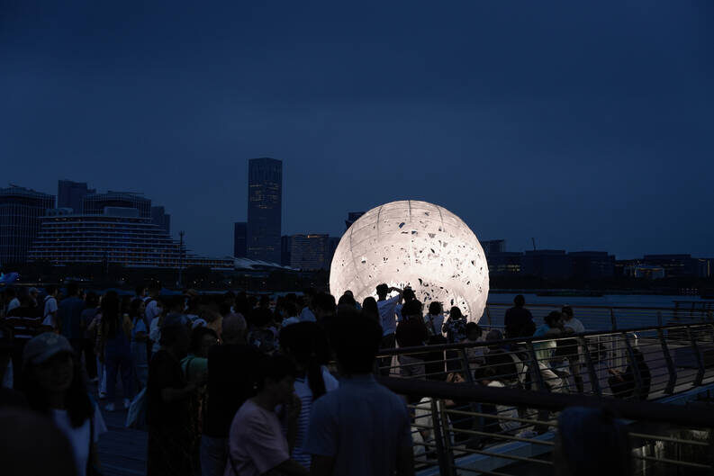 The Full Moon. Una luna de conejos iluminó la ribera de Shanghái