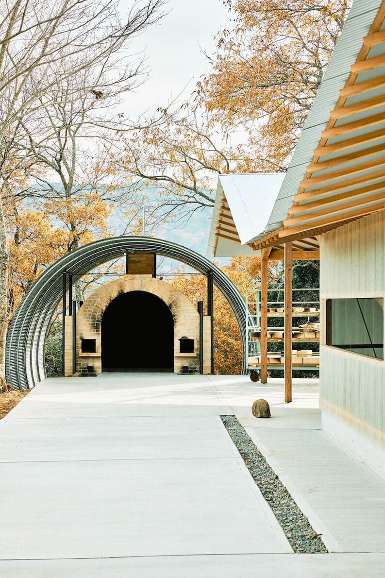 Tsukumo Kiln: geometría y luz en un taller cerámico