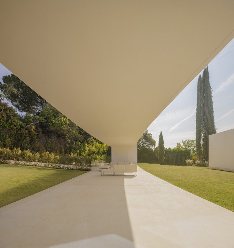 Villa Lago by Fran Silvestre Arquitectos
